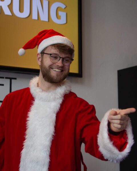 Showmaster Noah im Weihnachtslook