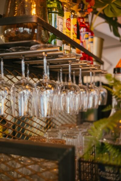 Weingläser an Bar im Quizloft Siegburg