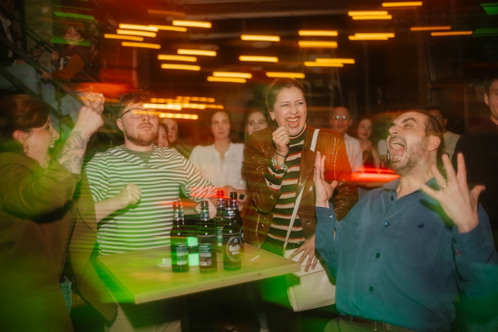 Freundesgruppe jubelt bei Quizshow im Quizloft Siegburg