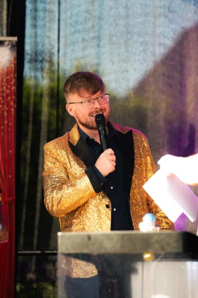 Showmaster Kai mit Boxhandschuhen