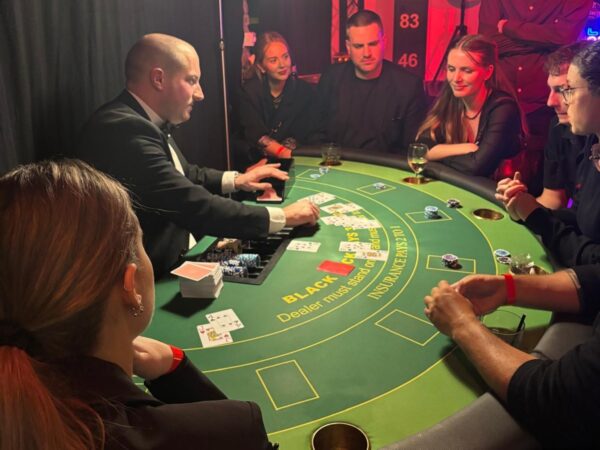 Leute sitzen an einem Blackjack Tisch im Quizloft