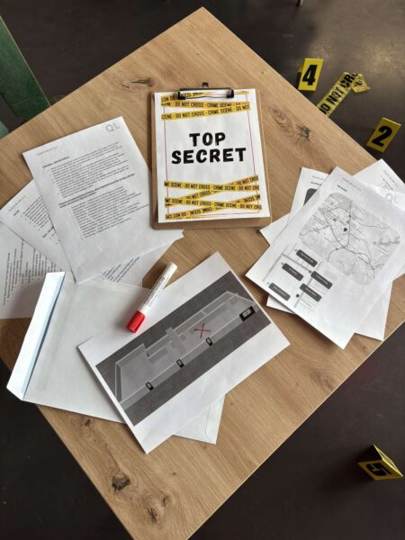 Fallakte auf einem Tisch beim Krimi Quiz Dinner im Quizloft