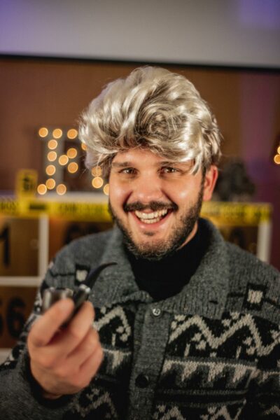 Krimi Event Schauspieler mit Pfeife in der Hand