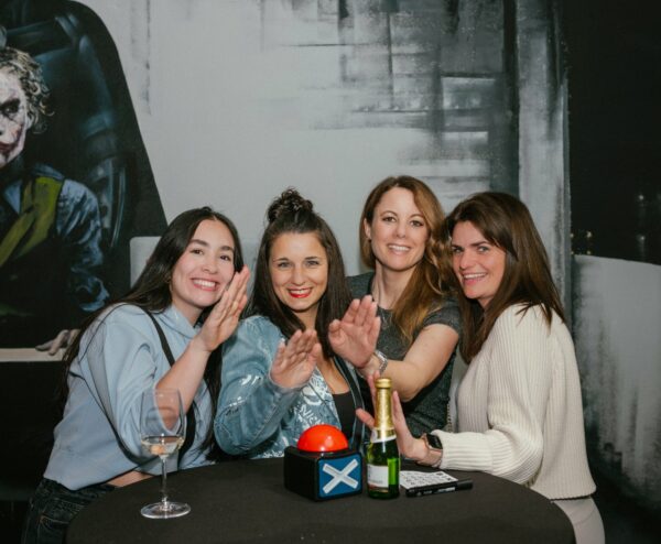 Gruppenfoto an Frauen vor Fotowand im Quizloft Siegburg