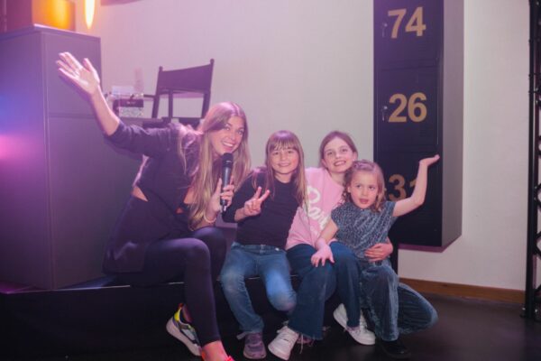 Showmasterin mit Kindern im Quizloft Siegburg