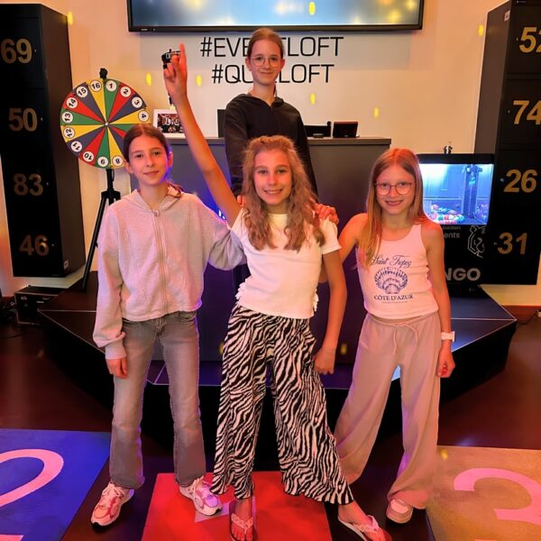 Gruppe von Mädels beim Kindergeburtstag im Quizloft