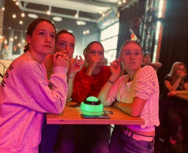 Viererteam an Mädchen rätseln um die Wette im Quizloft