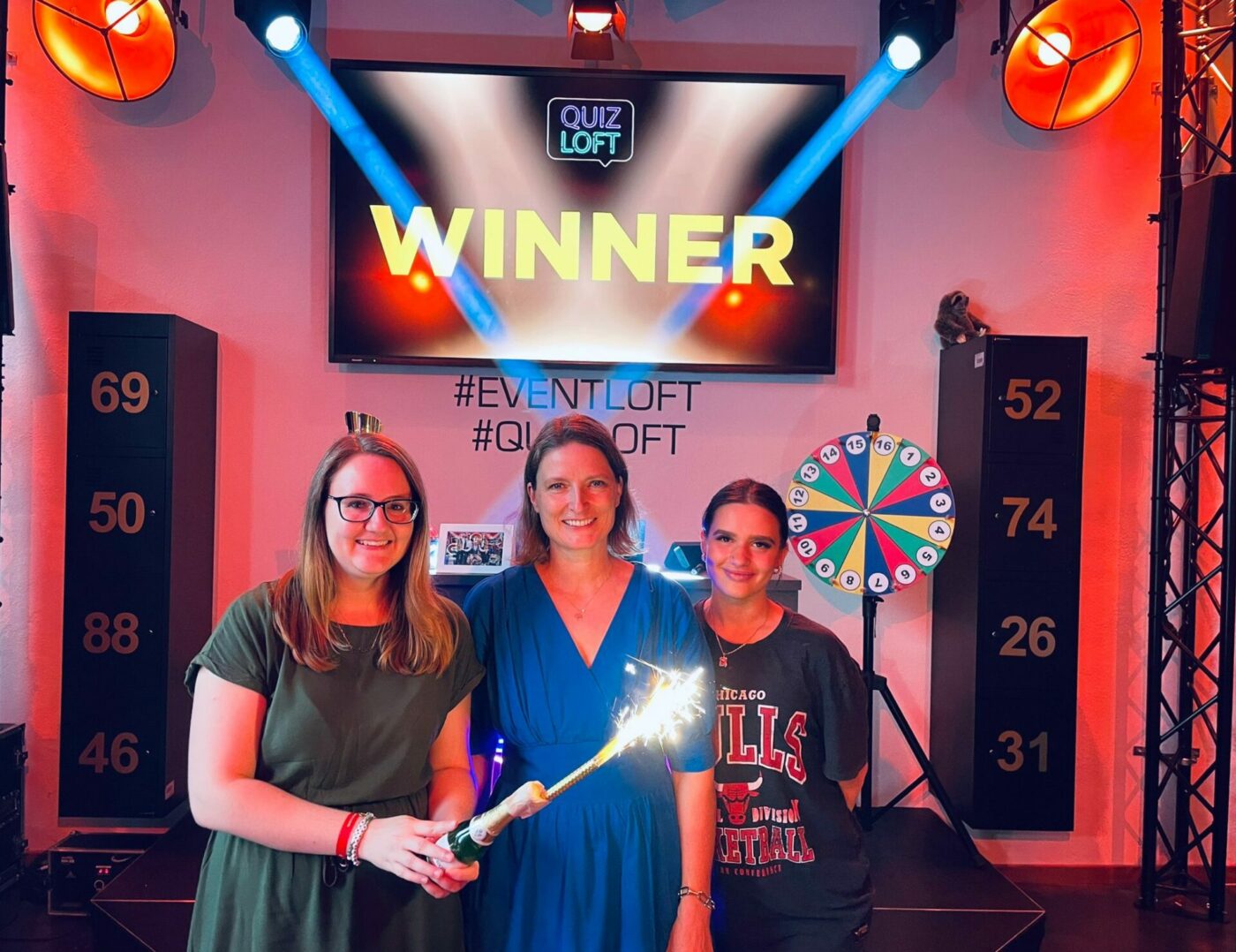 Siegerfoto mit drei Frauen im Quizloft Siegburg