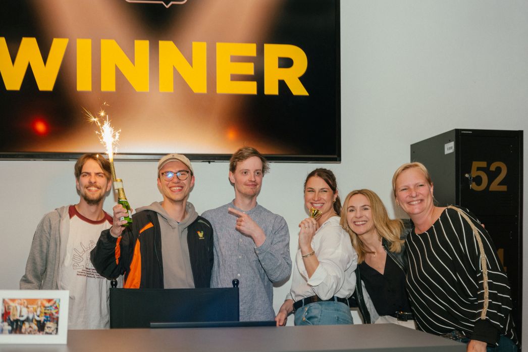 Siegerfoto eines Sechserteams im Quizloft Siegburg