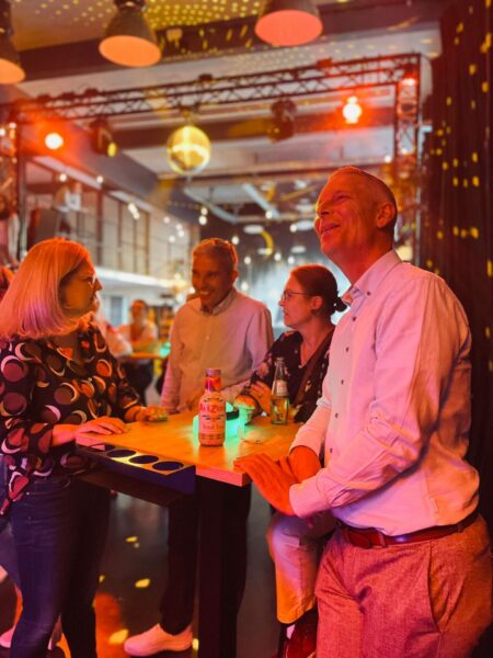 Close Up auf ein Quizteam im Quizloft Siegburg