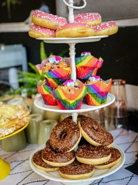 Etagere mit Donuts und Muffins