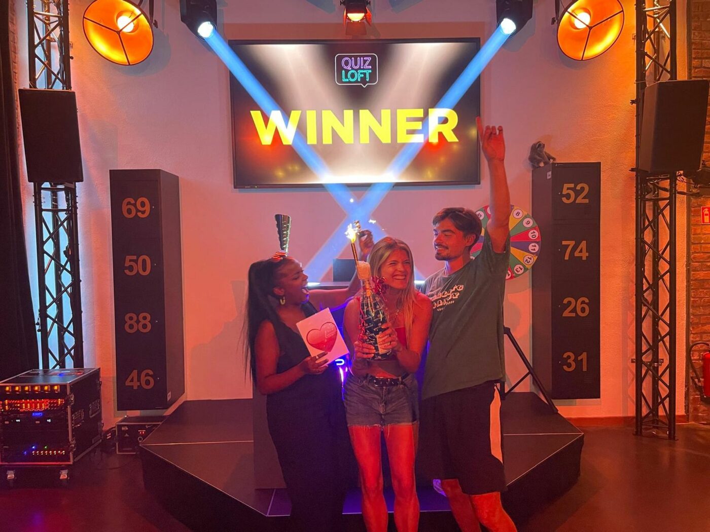Dreierteam freut sich über Gewinn im Quizloft Siegburg
