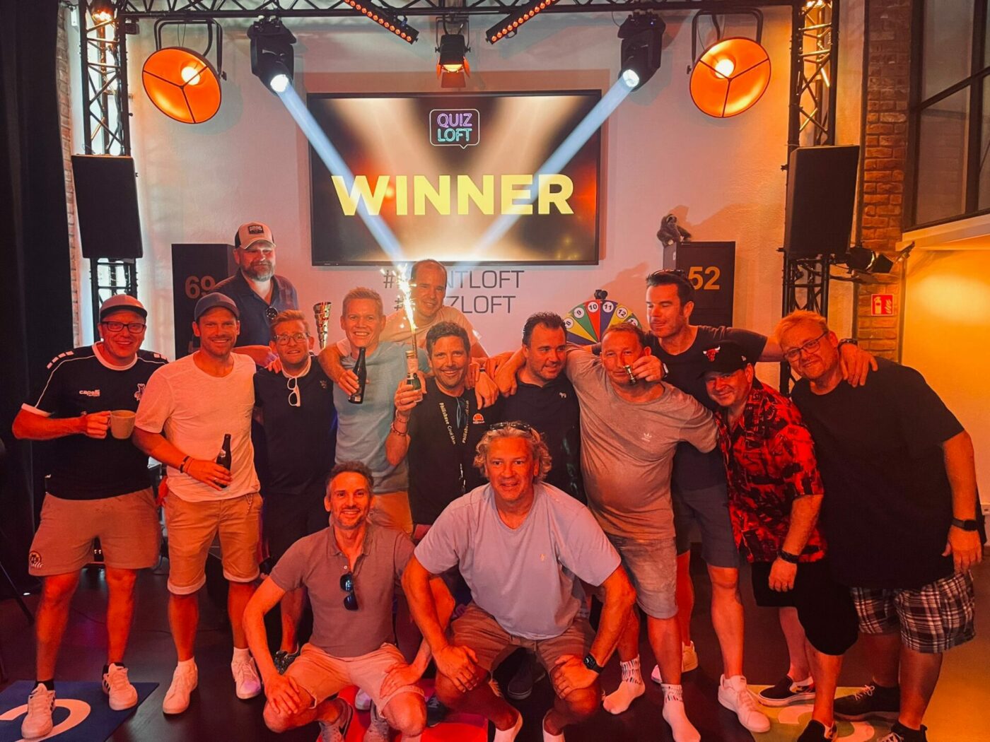 Gruppenfoto an Männern beim JGA Quiz im Quizloft Siegburg