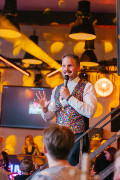 Quizloft Showmaster Markus moderiert von Treppe aus