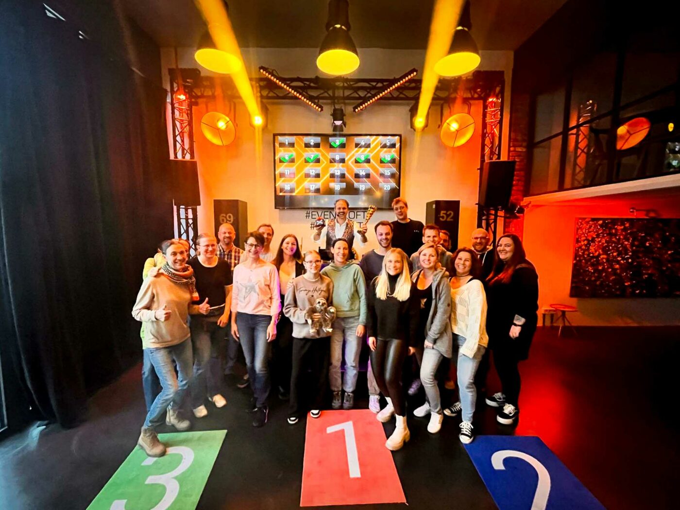 Gruppenfoto Quiz Turnier mit Showmaster im Quizloft Siegburg