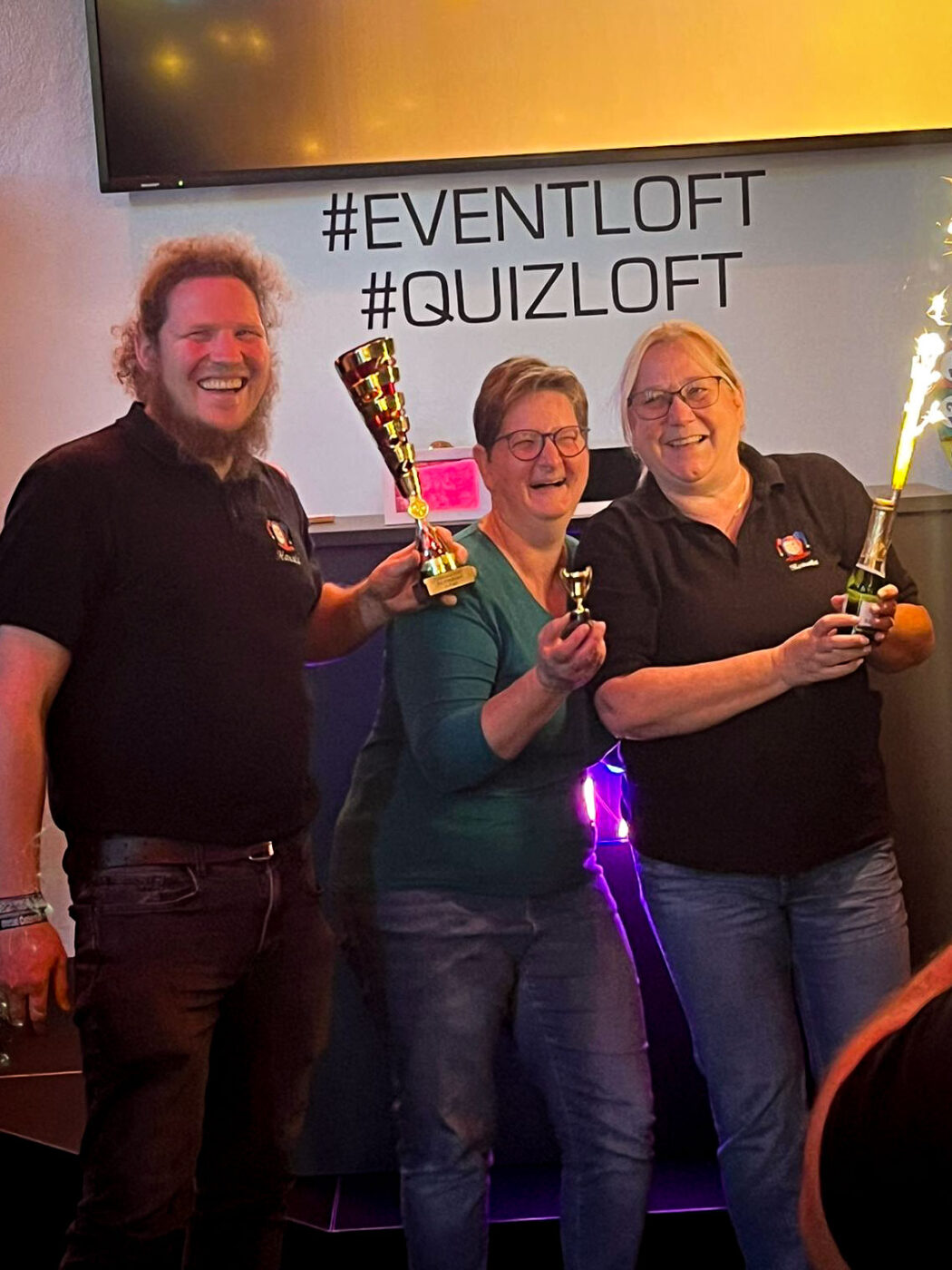 Dreiergruppe Gewinnerfoto mit Pokal und Eisfontäne