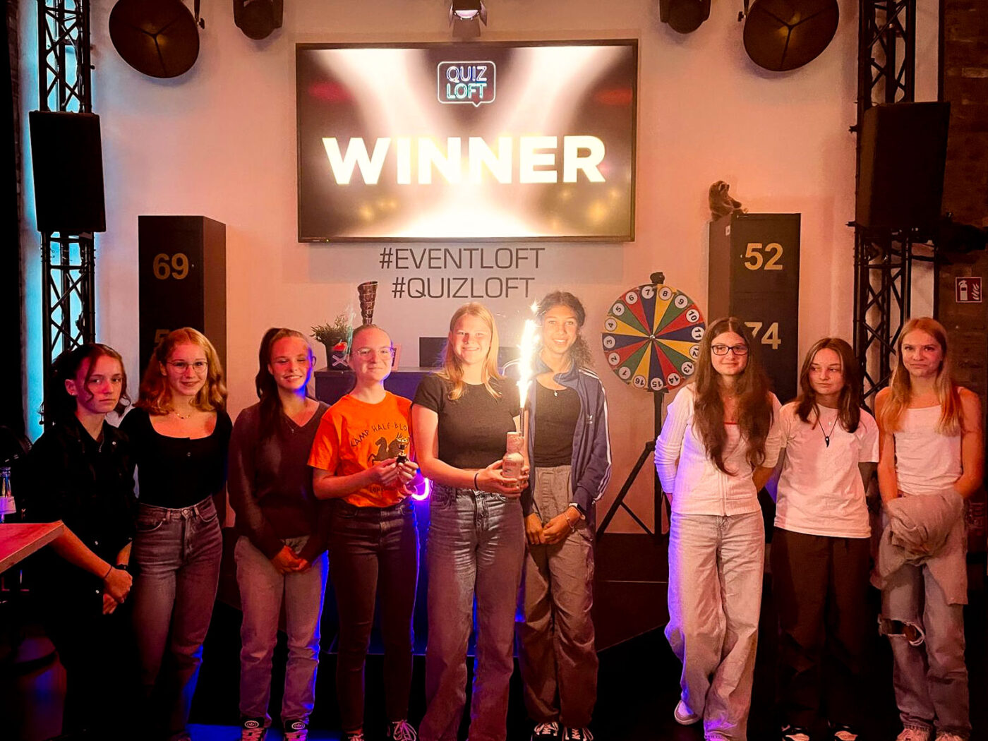 Gewinnerfoto Teenie Quiz mit Pokal und Eisfontäne