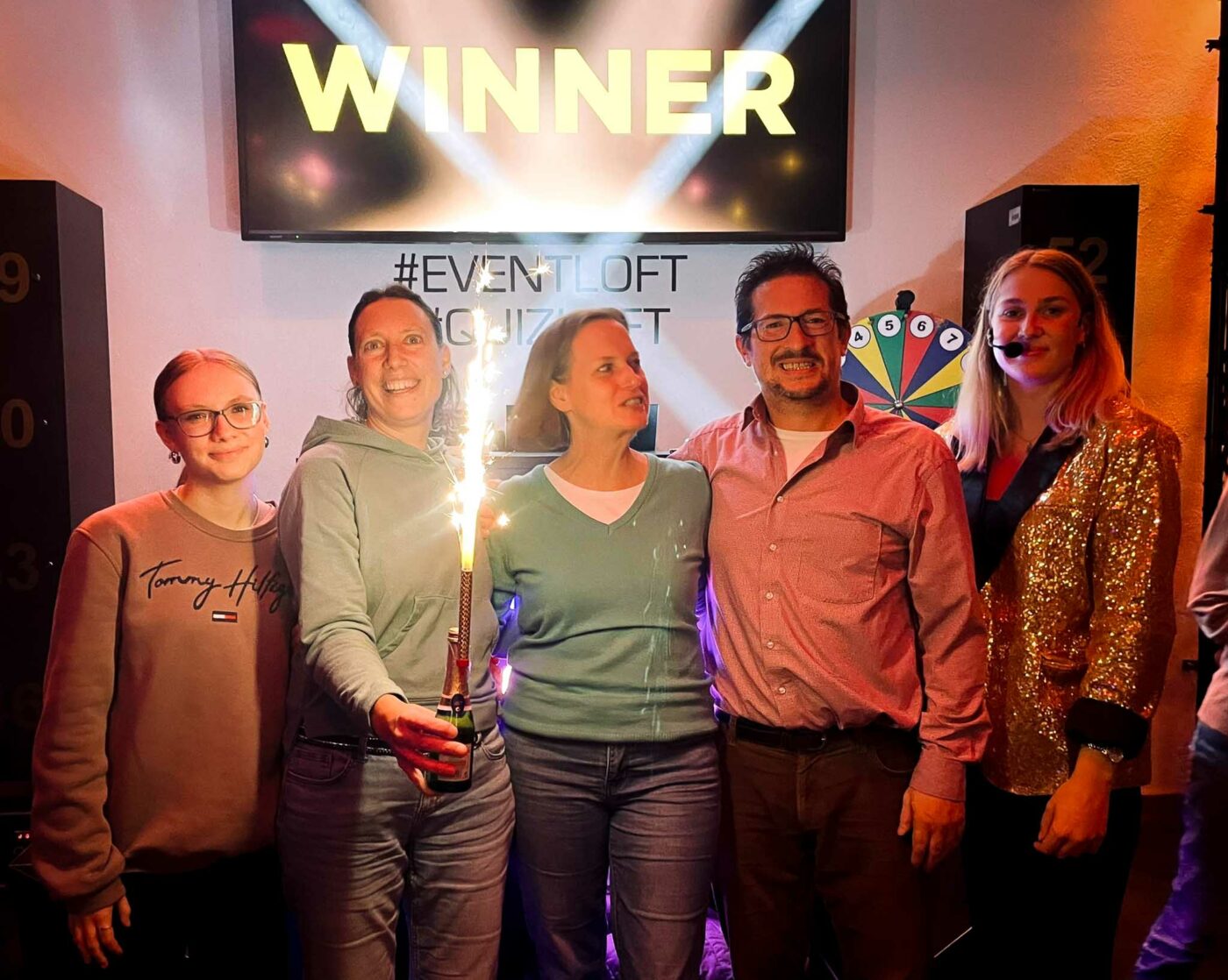 Vierergruppe gruppe Gewinnerfoto mit Showmasterin