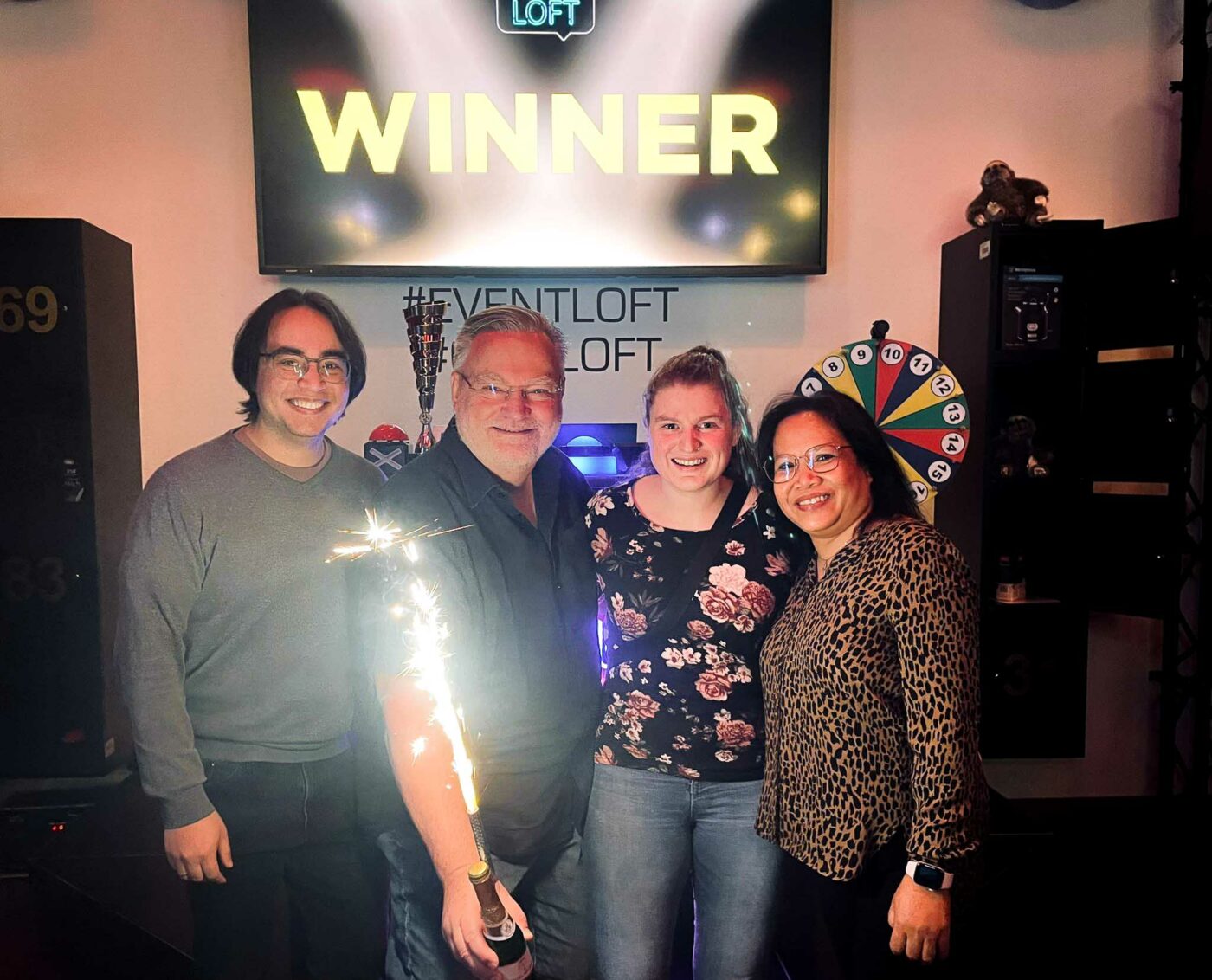 Vierergruppe Gewinnerfoto mit Pokal und Eisfontäne