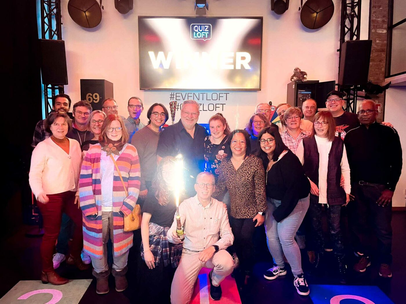 Gewinnerfoto mit Pokal und Eisfontäne im Quizloft Siegburg