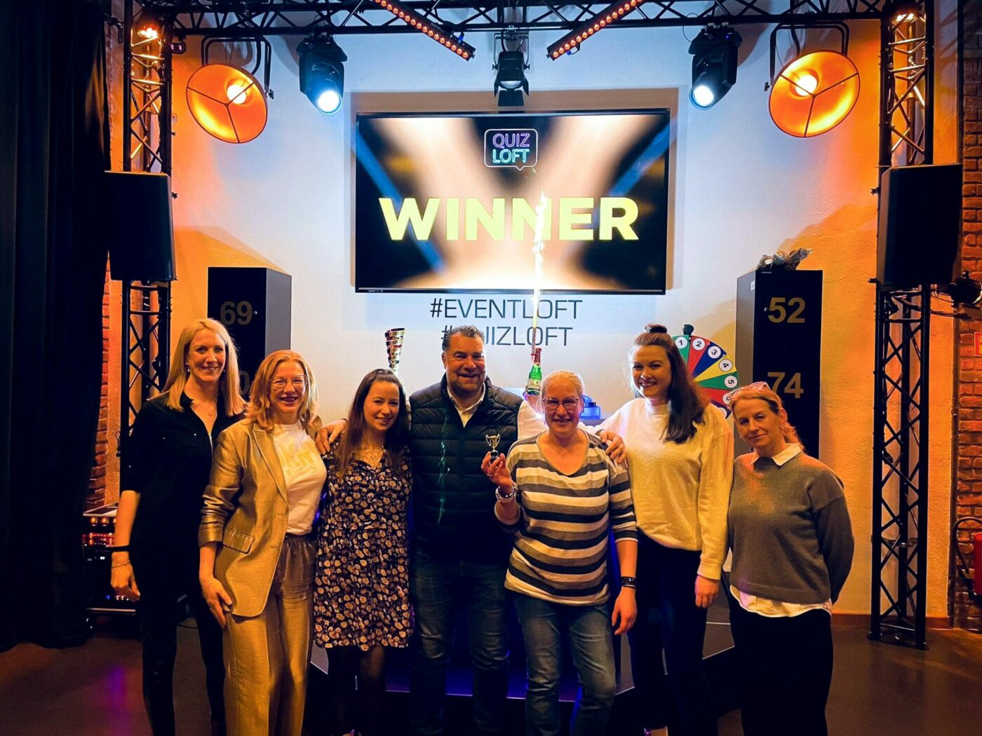 Gruppenfoto des Siegerteams im Quizloft