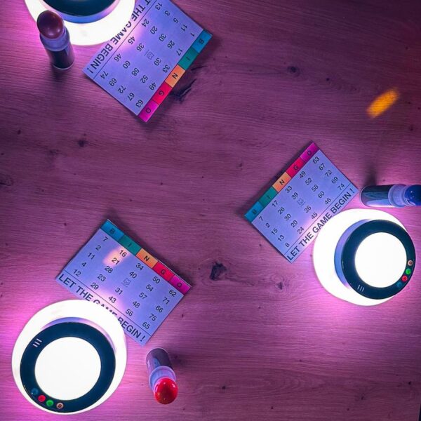 Bingozettel und Buzzer auf der Bingo Party