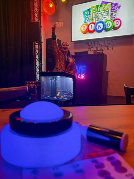 Bingo-Masterin bei Bingo Party