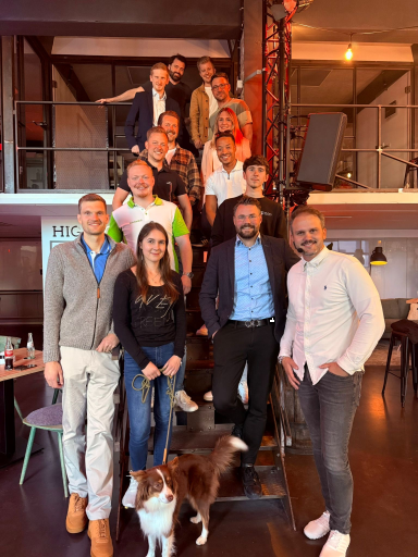 Gruppenfoto auf Treppe mit Markus Lennackers im Quizloft Siegburg