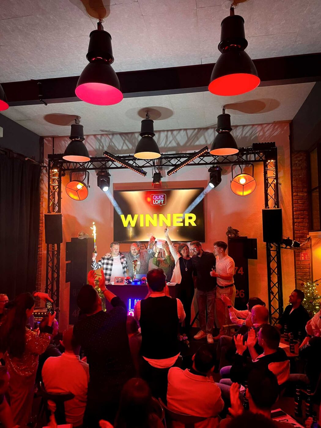 Gewinnerteam auf Quizbühne beim Quizloft Siegburg