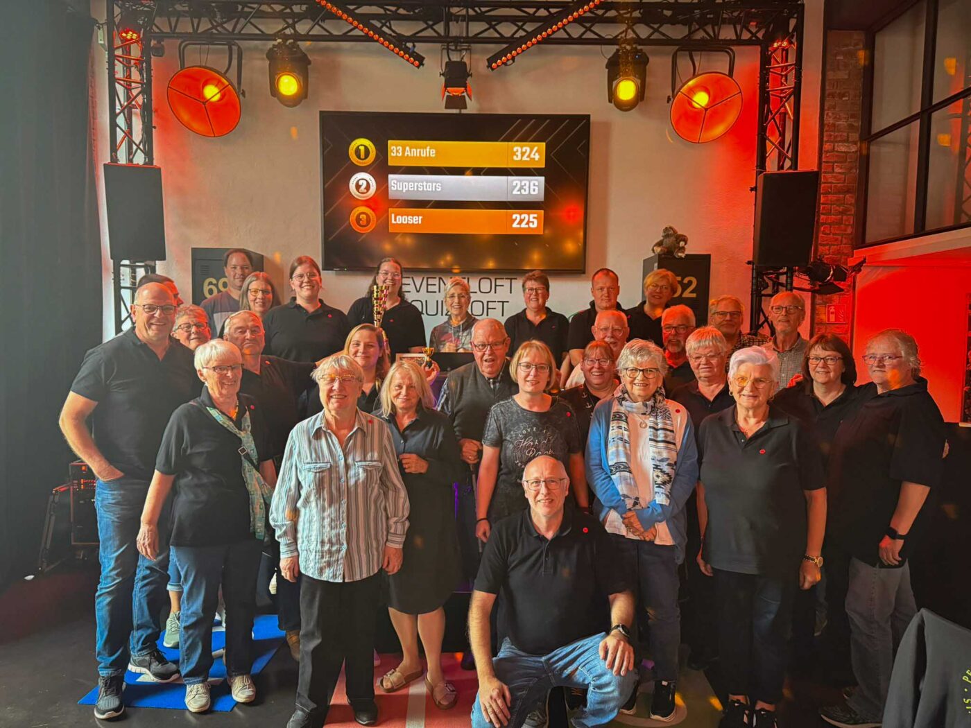 Gruppe steht zusammen im Quizloft