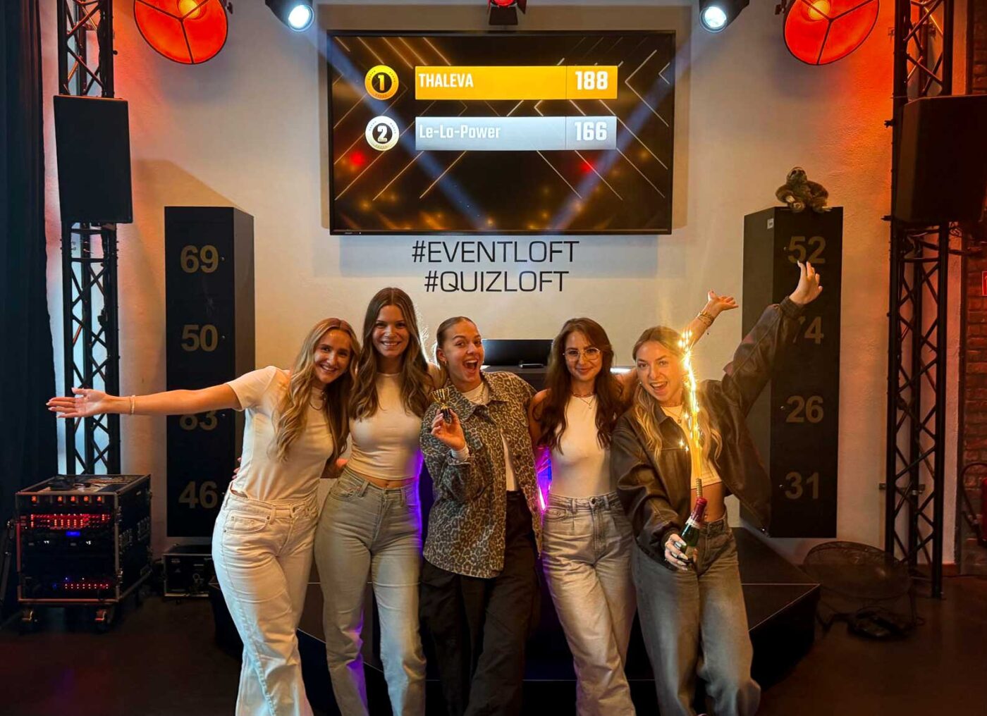 Siegerteam einer Show steht zusammen im Quizloft