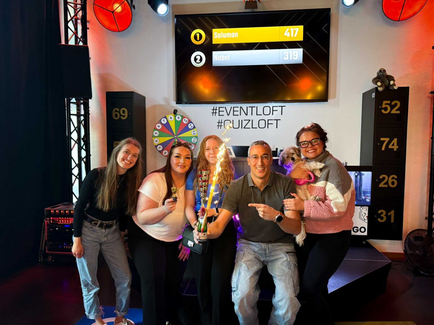 Siegerteam einer Show steht zusammen im Quizloft