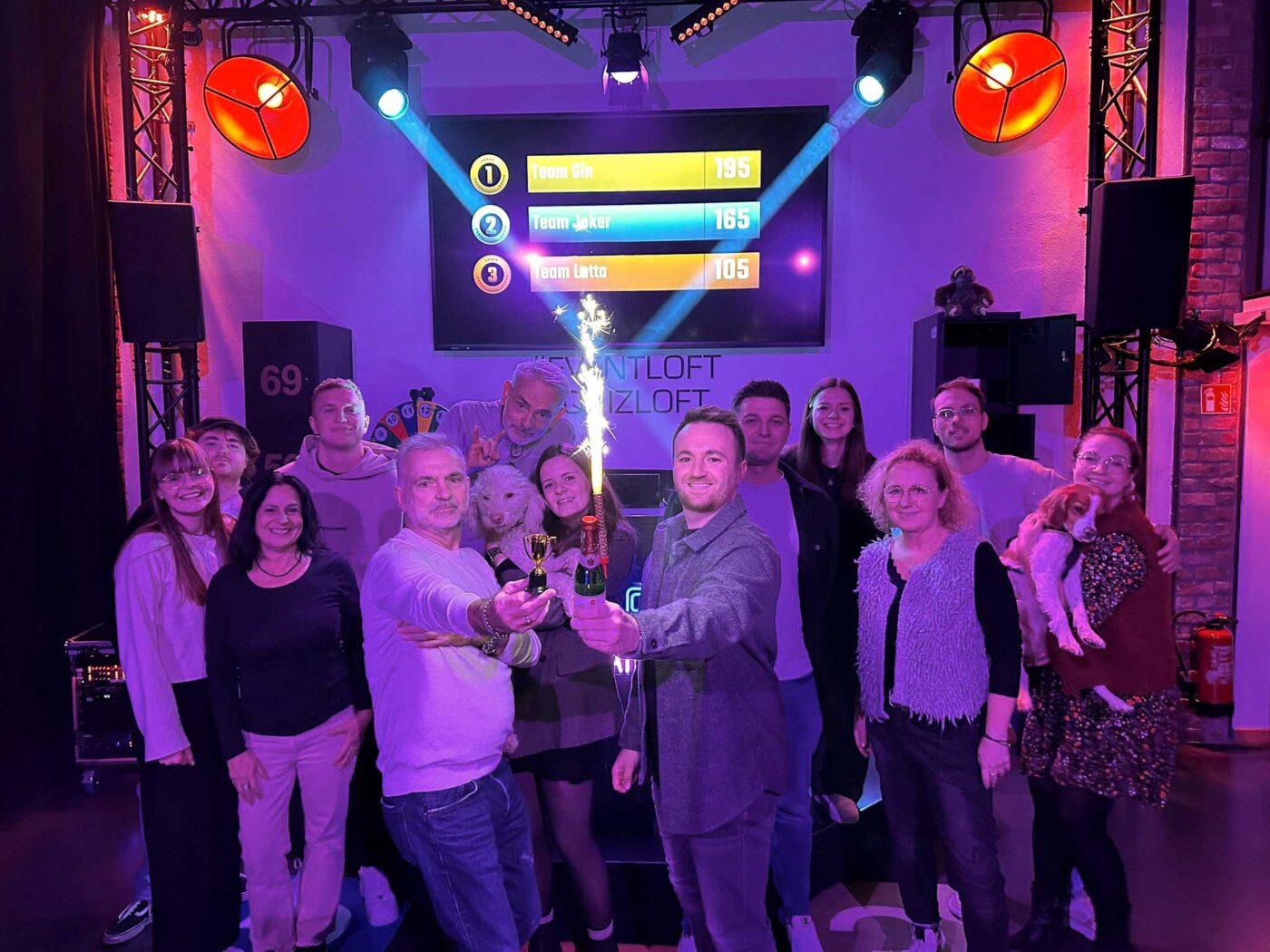 Siegerteam einer Show steht zusammen im Quizloft