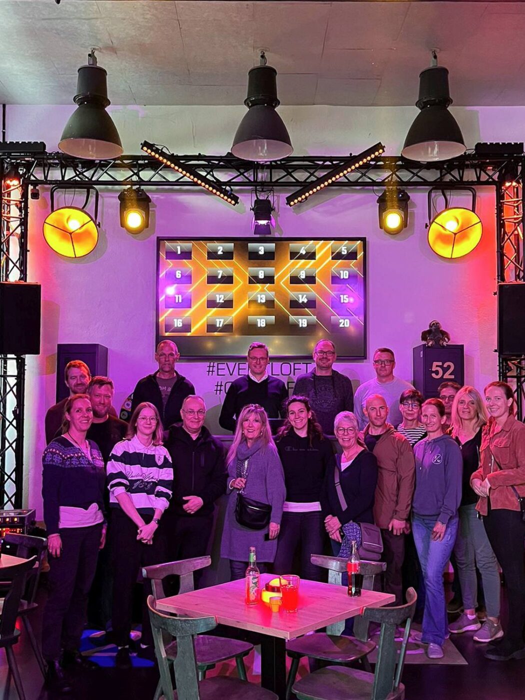 Gruppe steht zusammen im Quizloft