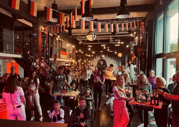 Menschengruppe beim Public Viewing im Quizloft Siegburg