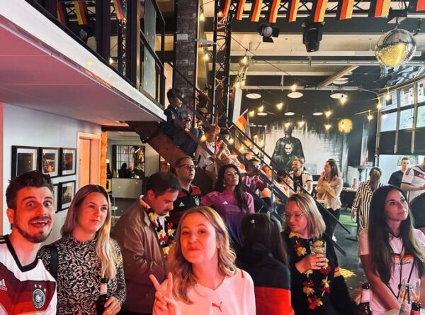 Menschengruppe beim Public Viewing im Quizloft Siegburg