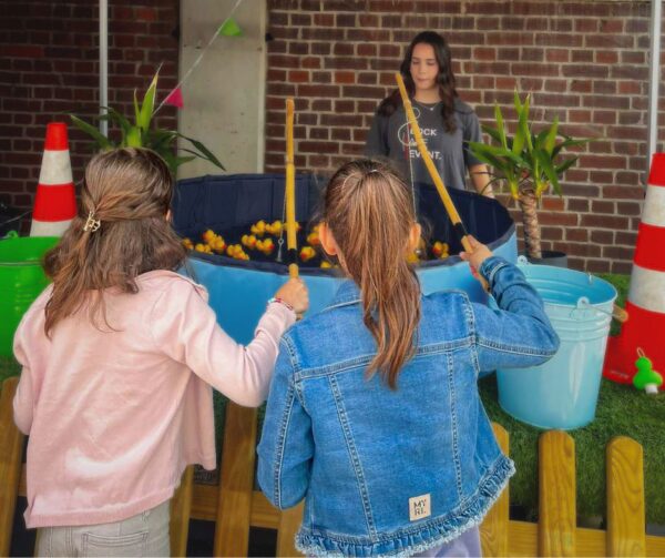 Kinder beim Entenangeln auf der Jahrmarkt Party