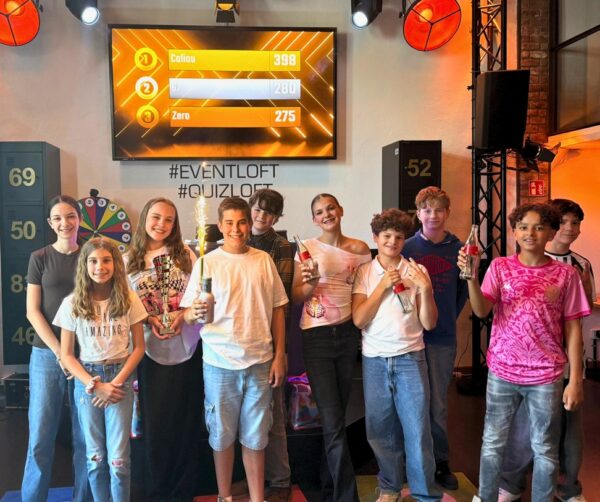 Gruppe bei VIP-Kindergeburtstag im Quizloft