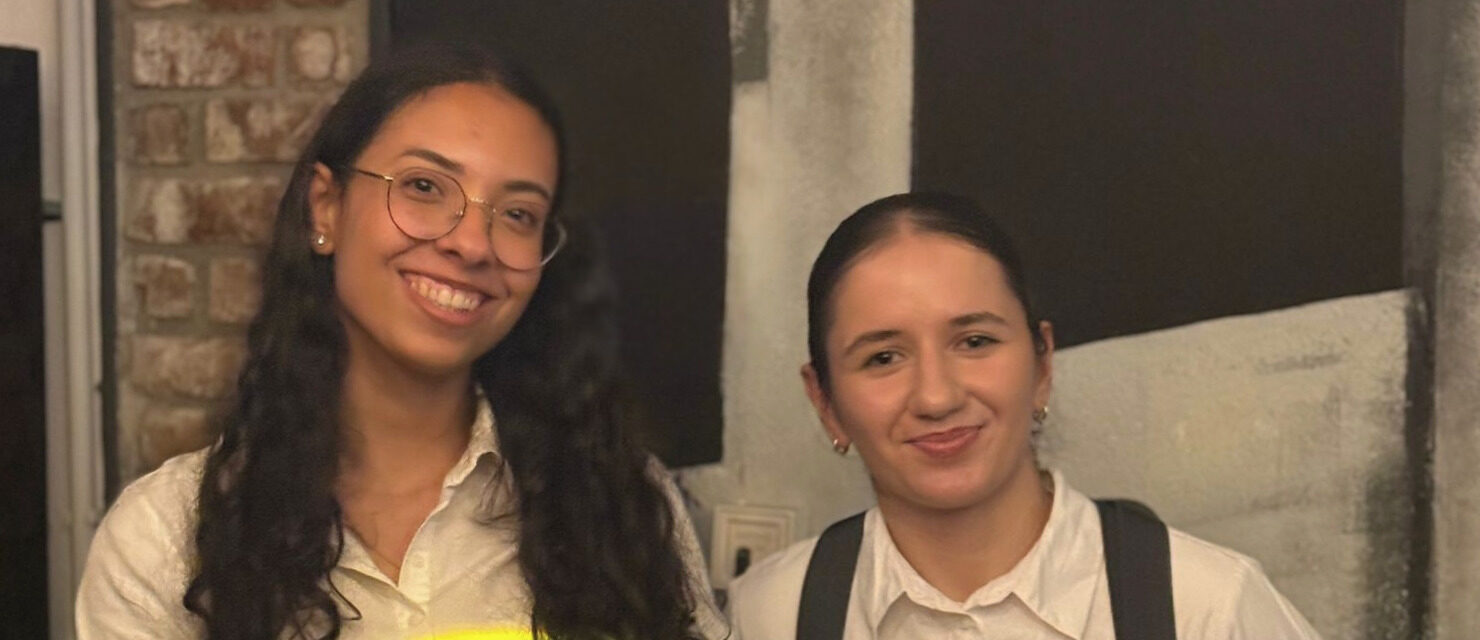 Fjolla und Malu an der Bar im Quizloft