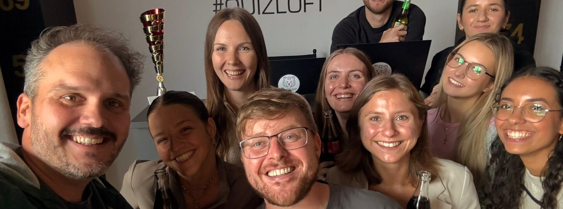 Herzbluttiger Bande steht im Quizloft zusammen